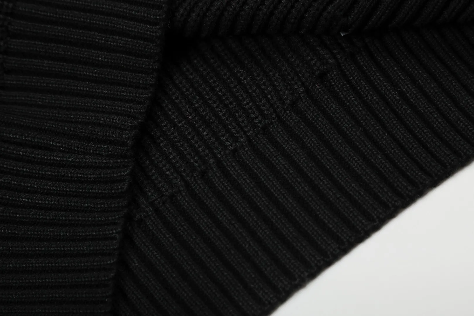 P220 Top quality" Style number: DS812# (not off the shelves all year round) [Ralph Lauren round neck piqué knitted sweater with war horse embroidery on the front and back] ✅Ralph Lauren classic basic versatile round neck pullover sweater for men and women ✅Main supply platform live broadcast Wholesale entity Replenish if out of stock Not removed from the shelves ✅ZP quality 1:1 version Scan the code to enter the GF website Counter quality ✅Detailed quality The only one in Guangzhou Imported quality cotton yarn Mainly high-end, cost-effective, good quality needless to say ✅The version is restored to the original order, the maximum size can be worn up to 200 pounds, loose, comfortable and stress-free ✅The upper body is simple and easy to match, ootd must-have style, good-looking clothes are never picky, a must-have item in the wardrobe is recommended. Size: S-XL Color: White, gray, khaki, navy blue, brown, burgundy, black with white label, black with red label